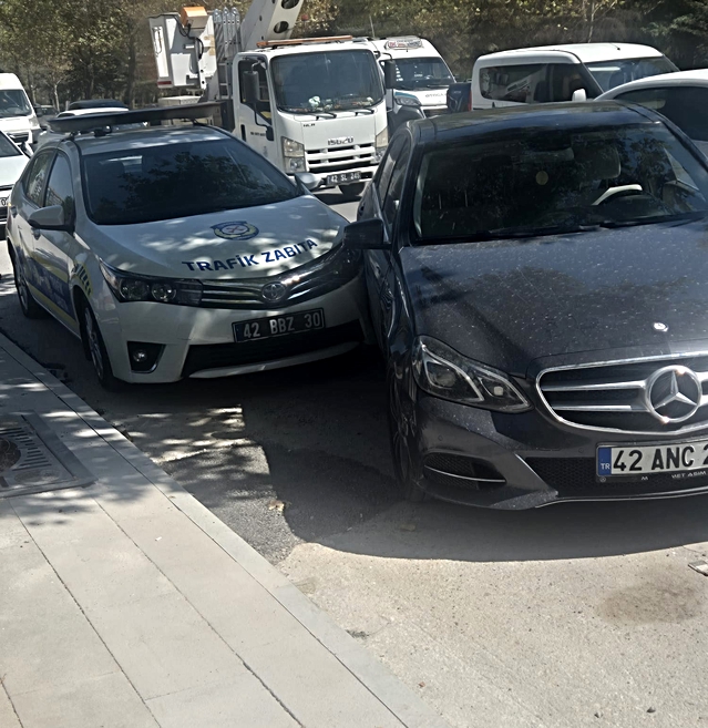 Konya Selçuklu'da çarpışan taksi devrildi, zabıta aracına çarptı; 1 yaralı