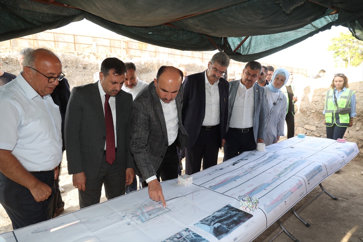 Konya protokolü Larende Kapısı kazı çalışmalarını yerinde inceledi