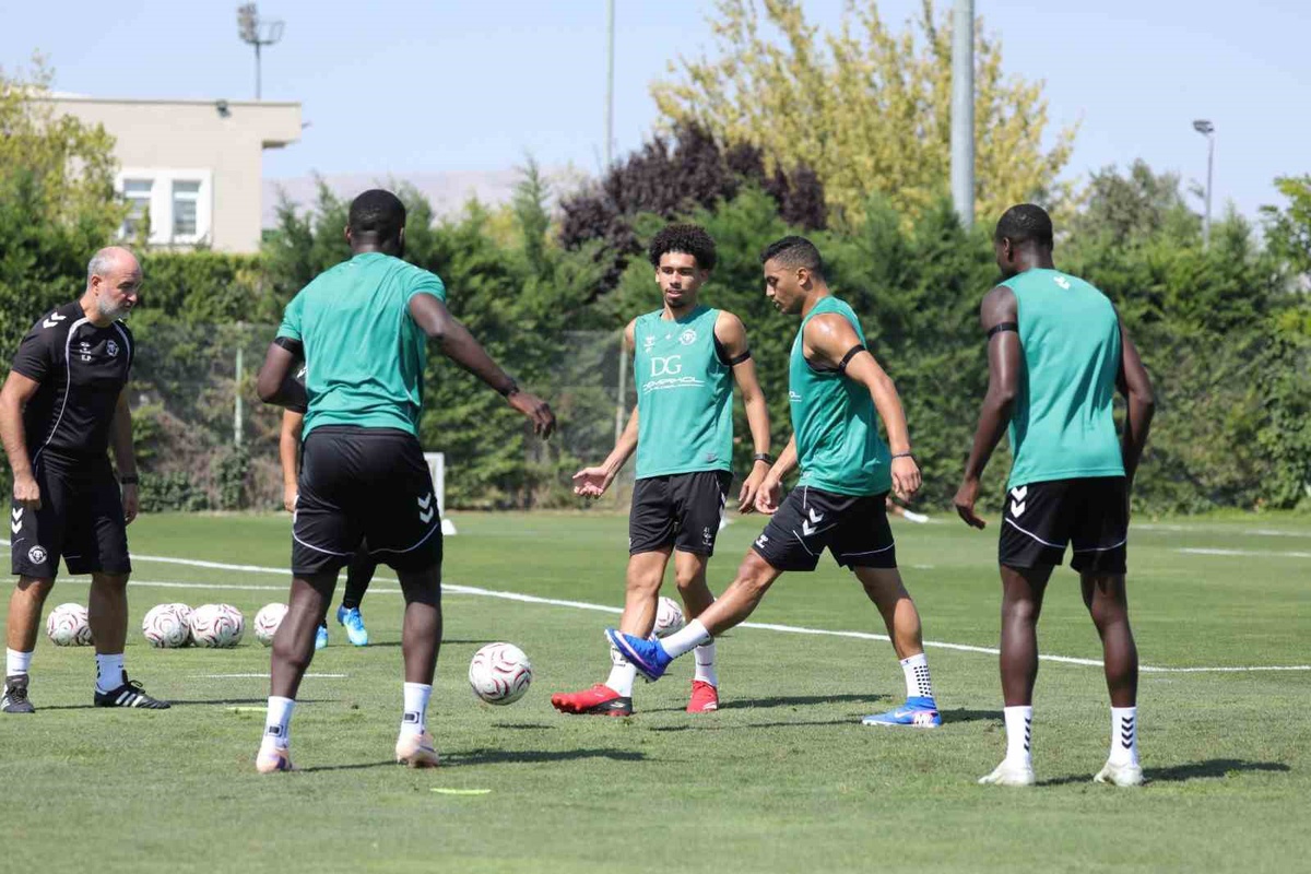 Konyaspor, yarın Erzurumspor FK ile deplasmanda karşılaşacak