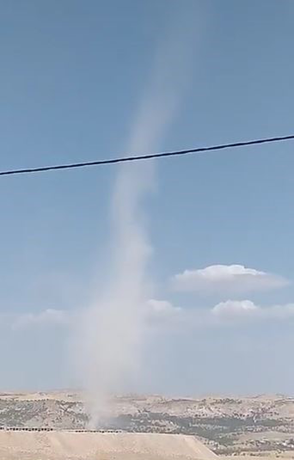 Mardin Artuklu'da boş arazide hortum oluştu, cep telefonuyla kaydedildi