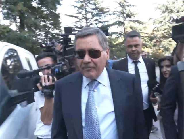 Melih Gökçek ifade vermeye sakız çiğneyerek geldi