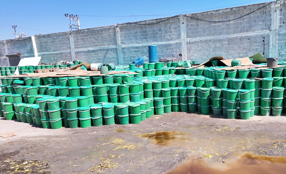 Mersin Akdeniz'de ruhsatsız işletmenin 70 ton sahte turşusu imha edildi