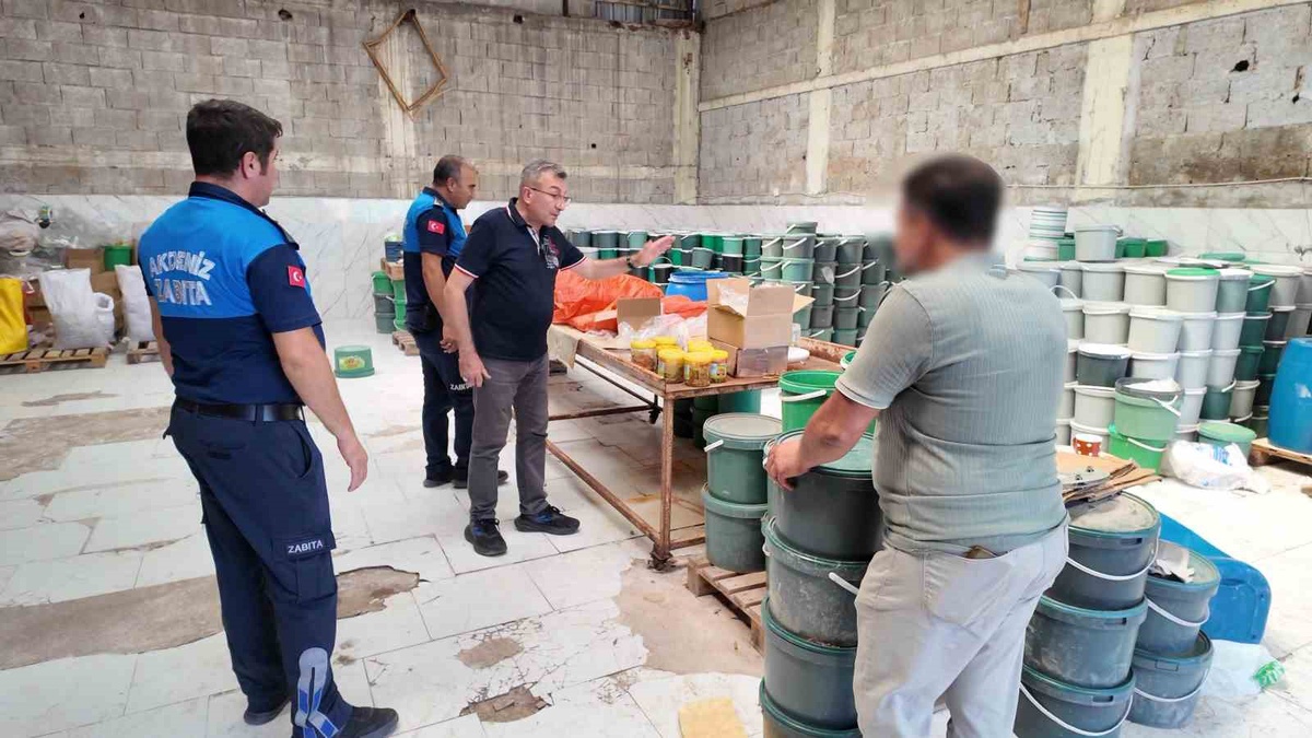 Mersin Akdeniz'de sağlıksız koşullarda üretilen 3 bin 500 kap bozuk turşuya el konuldu