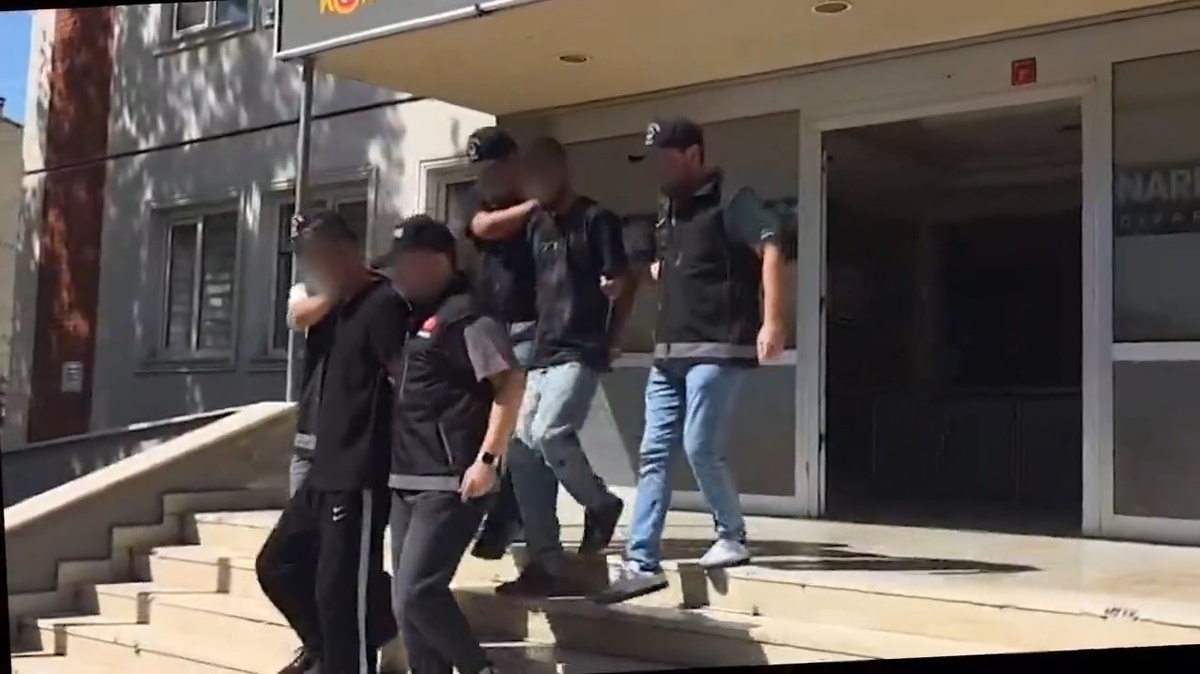 Diyarbakır'da midelerinde 112 kapsül metamfetaminle yakalanan 2 şüpheli tutuklandı