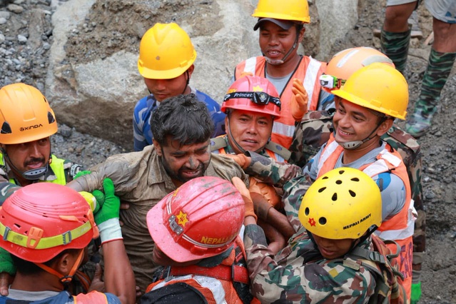 Nepal'de selde tünelde mahsur kalan 2 işçi 9 gün sonra sağ çıkarıldı