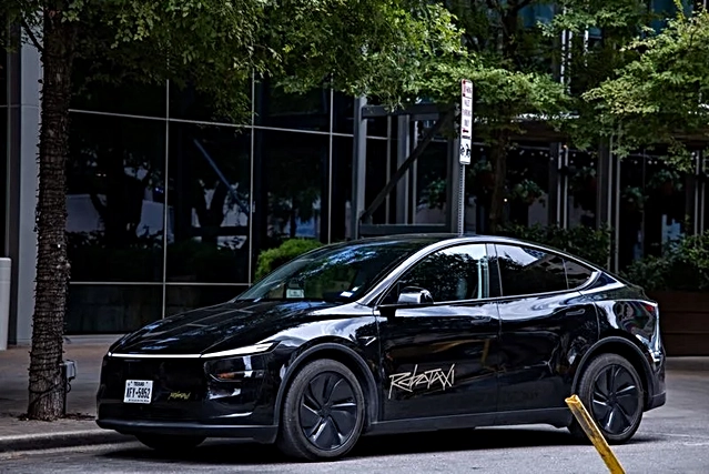 NHTSA, Austin'de hizmete giren Tesla Cybercab robotaksisini inceliyor
