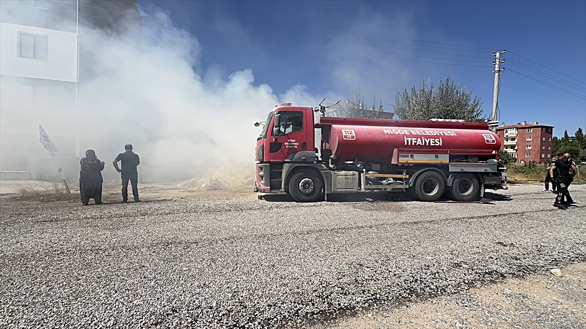 Niğde\'de müstakil evin bahçesinde çıkan yangın itfaiye ekiplerince söndürüldü