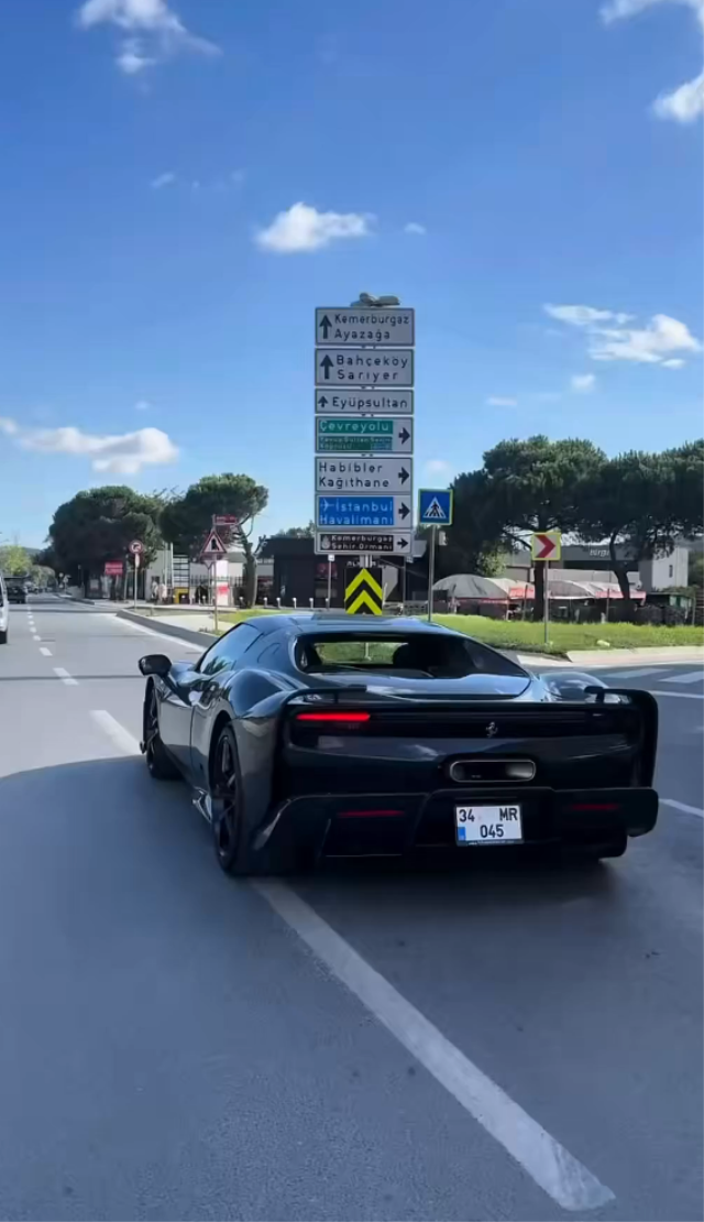 Osimhen'in 50 milyon TL'lik Ferrari'si asfaltı ağlattı