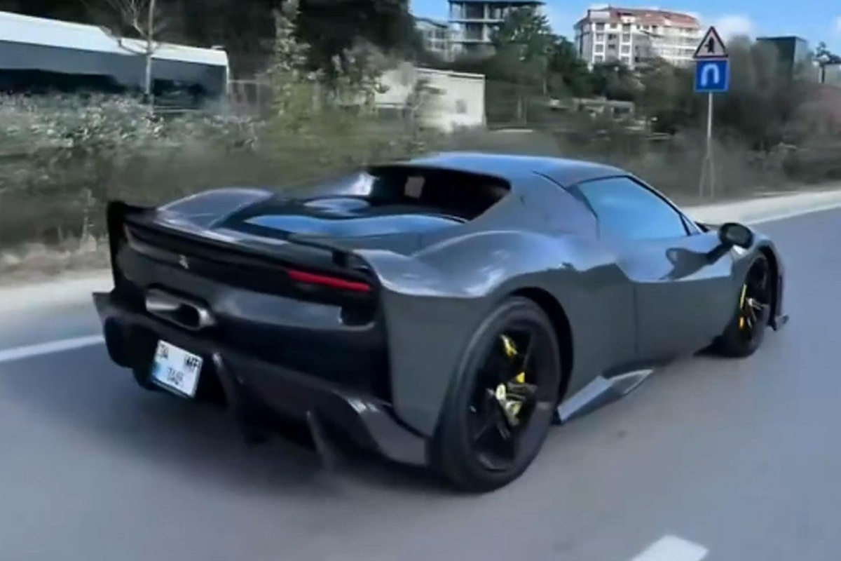 Osimhen'in 50 milyon TL'lik Ferrari'si asfaltı ağlattı