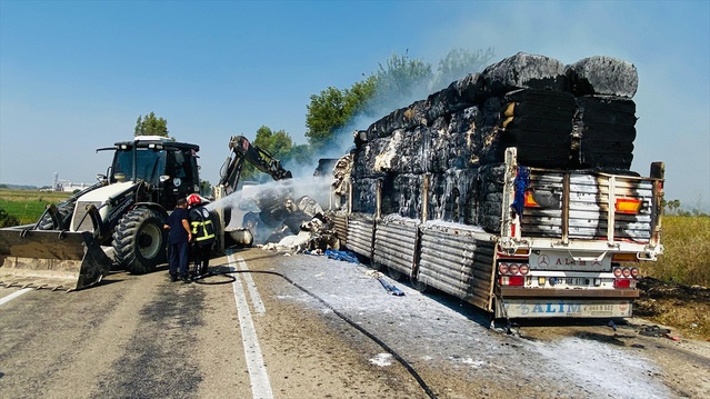 Osmaniye Kadirli'de saman yüklü tırda yangın çıktı, itfaiye söndürdü ve tır hasar gördü