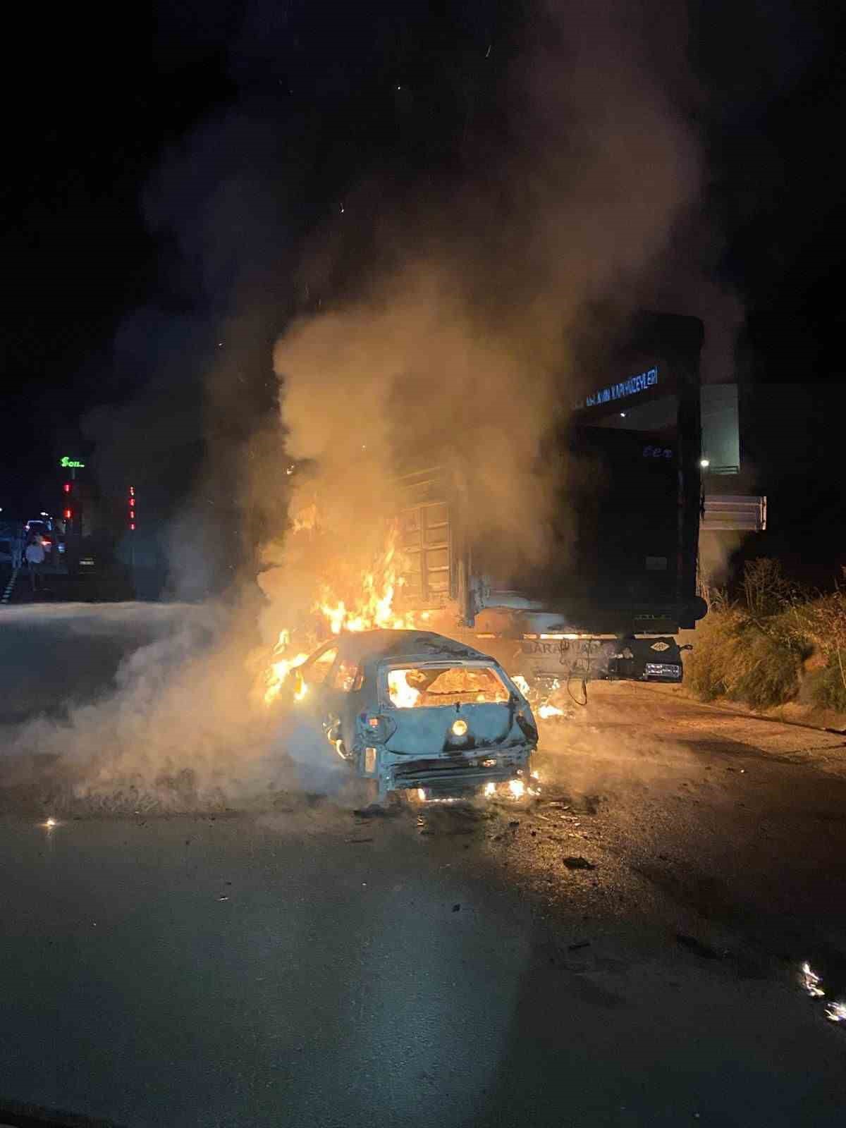 Kastamonu Tosya'da otomobil ile hayvan yüklü tır çarpıştı; 4 büyükbaş telef oldu