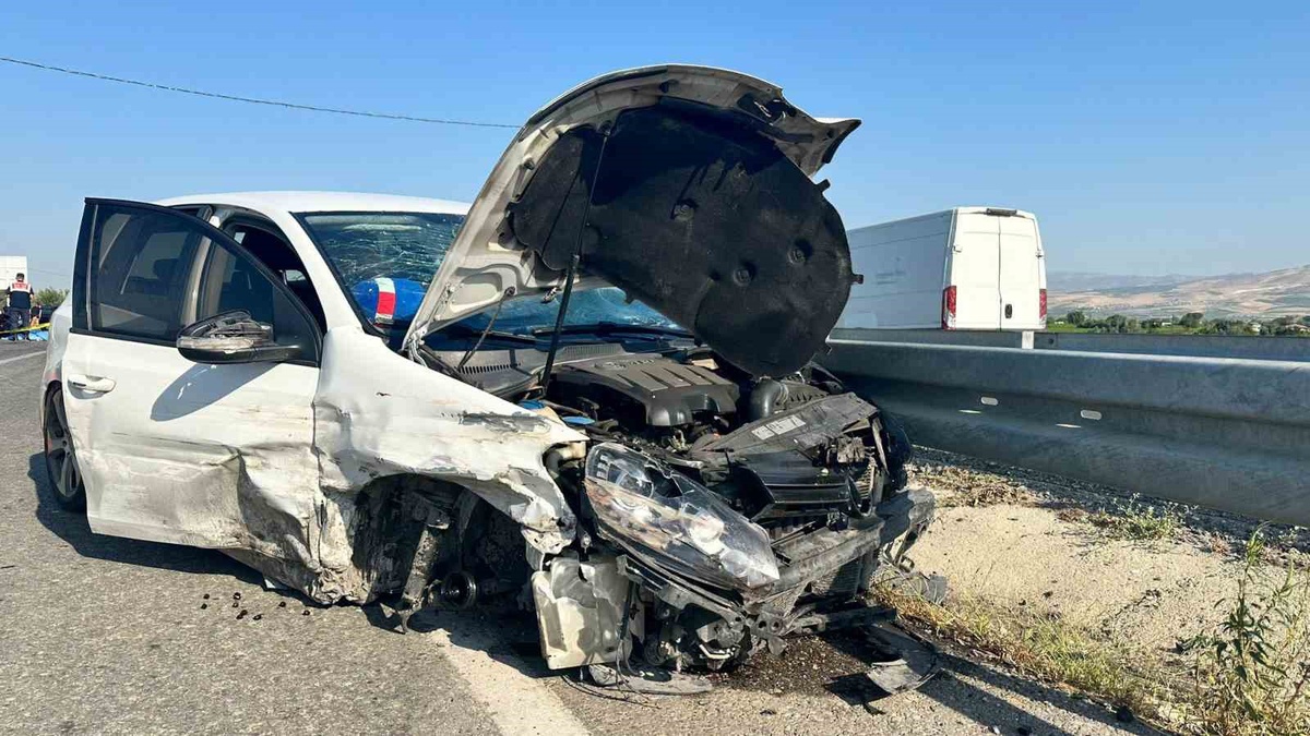 Alaşehir'deki kazada motosiklet sürücüsü öldü, 1 aylık bebek dahil 3 kişi yaralandı