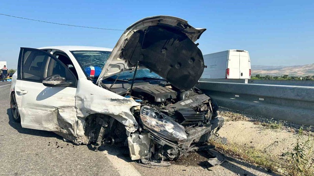 Alaşehir'deki kazada motosiklet sürücüsü öldü, 1 aylık bebek dahil 3 kişi yaralandı