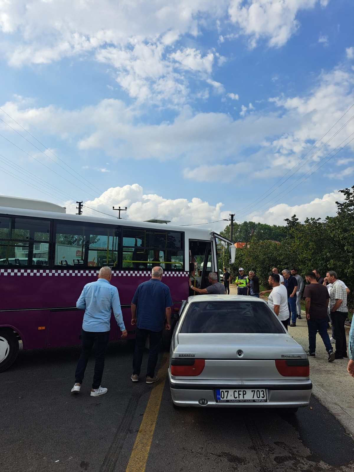 Özel halk otobüsü ile otomobil kafa kafaya çarpıştı: 5 yaralı