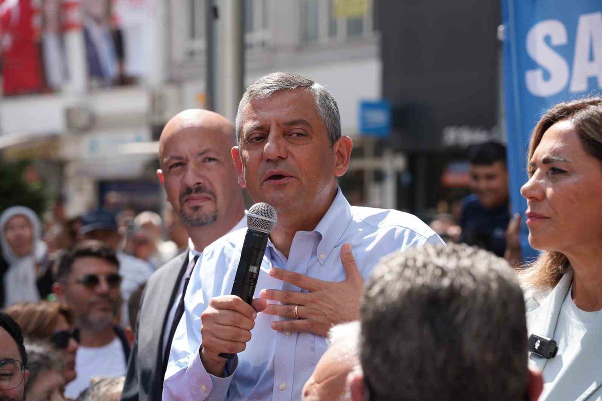 Özgür Özel Çorlu'daki halk buluşmasında yeni partinin Türkiye'nin yeni umudu olduğunu söyledi