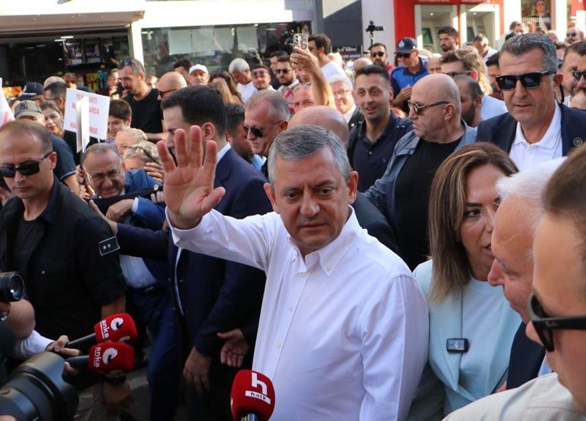 Yeni Parti lideri Özgür Özel, Tekirdağ'da belediye başkanlarına rozet taktı