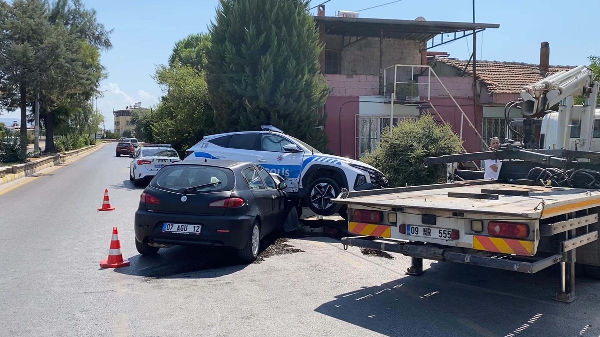 Aydın Nazilli'de polis aracıyla otomobil çarpıştı; 2 kişi yaralandı