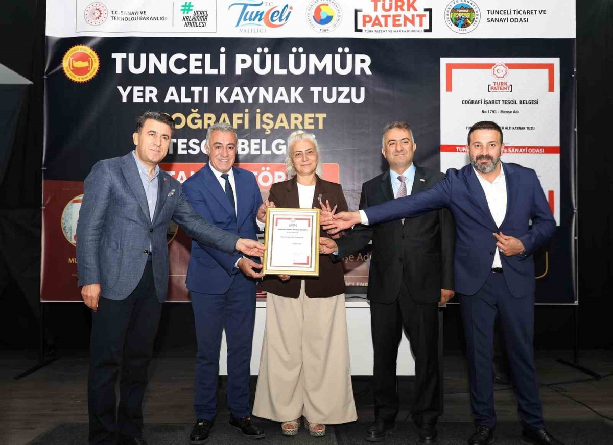 Pülümür'ün yer altı kaynak tuzu coğrafi işaretle tescillendi, Vali Aygöl belgeyi teslim aldı
