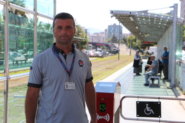 Güvenlik görevlisi Muhammet Lafçı, tramvaya koşan kız çocuğunu tişörtünden çekip kurtardı
