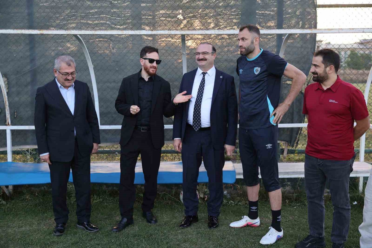 Rektör Hacımüftüoğlu, Konyaspor maçı öncesi Erzurumspor FK'ya başarı diledi
