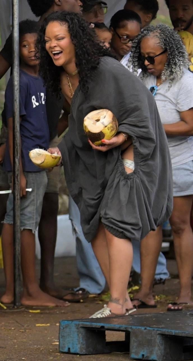 Rihanna’nın cesur tarzı olay oldu! Barbados’ta dikkat çeken kıyafet