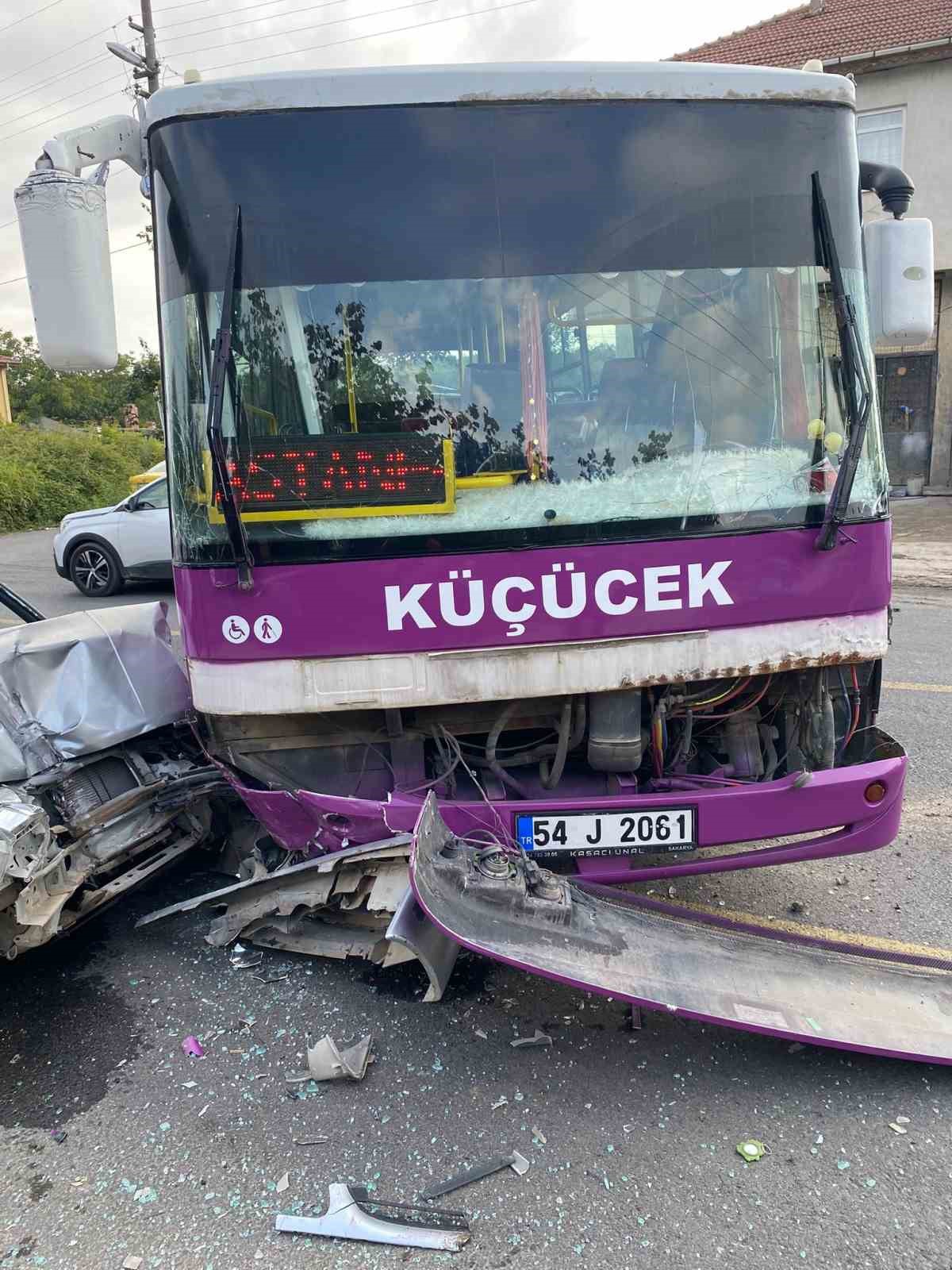 Sakarya Akyazı'da halk otobüsü ile otomobil çarpıştı, 6 kişi yaralandı