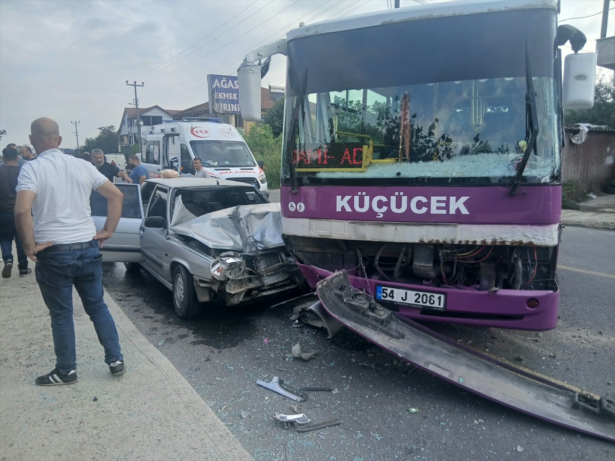 Sakarya Akyazı'da halk otobüsü ile otomobil çarpıştı, 6 kişi yaralandı