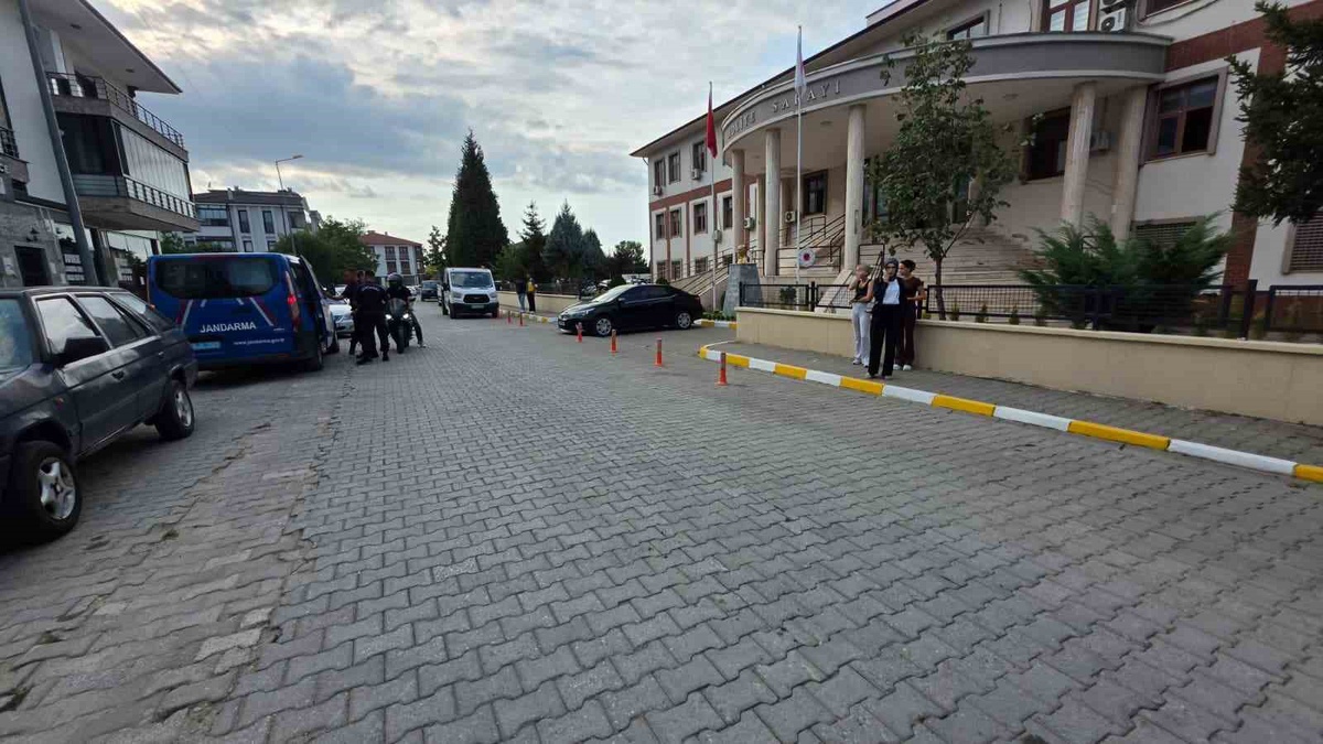 Sakarya Akyazı'da eşini bıçaklayıp kaçan koca, mahkemece tutuklandı