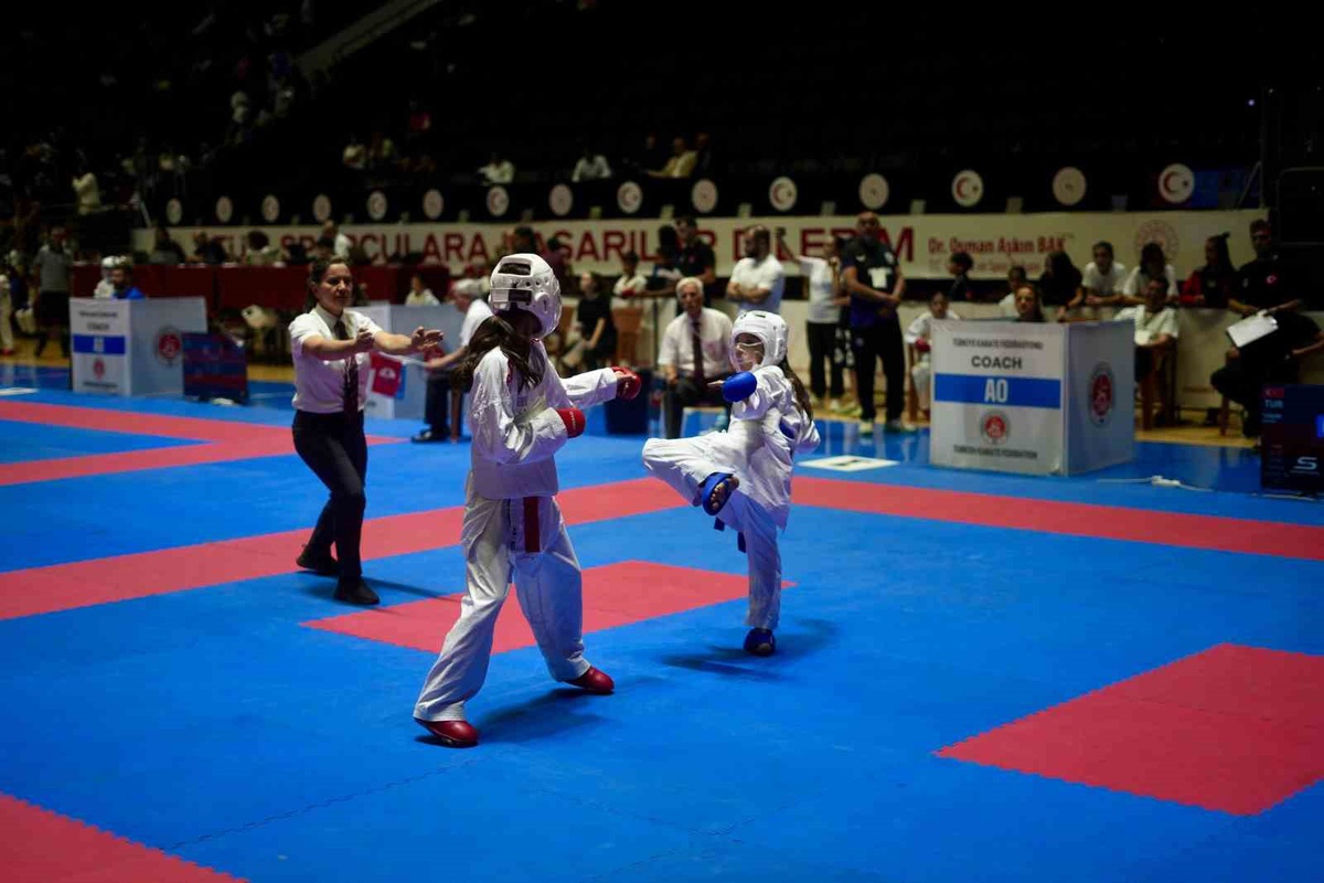 Samsun'da 7 ülkeden 1247 sporcu karate şampiyonasında mücadele ediyor