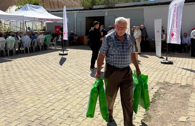 Şaphane'de kiraz ve vişne üreticilerine yüzde 50 hibeli 4 ton bordo bulamacı dağıtıldı