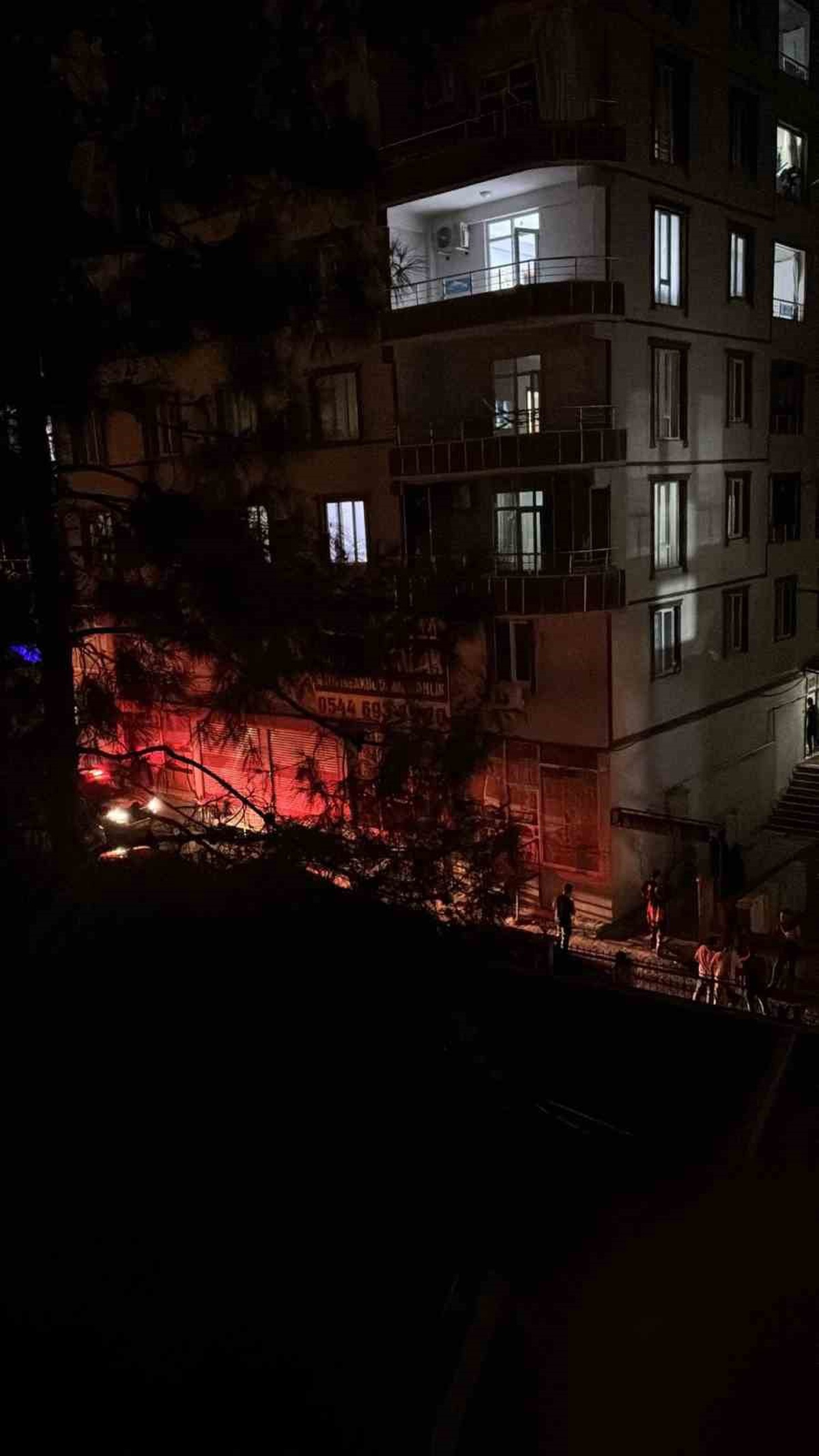 Siirt Kurtalan'da apartman yangını itfaiyenin müdahalesiyle söndürüldü
