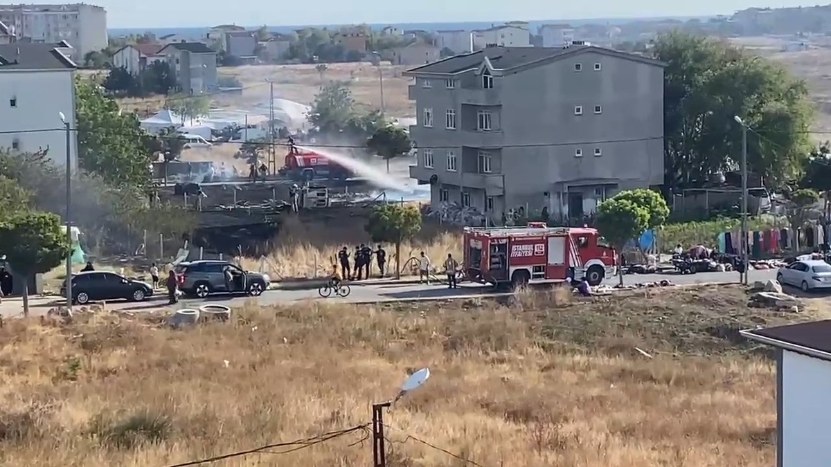 Silivri'de otluk yangını evlere sıçramadan söndürüldü, bir baraka zarar gördü