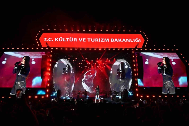Simge Sağın, Çanakkale Kültür Yolu Festivali'nde binlerce hayranına coşku dolu bir gece yaşattı