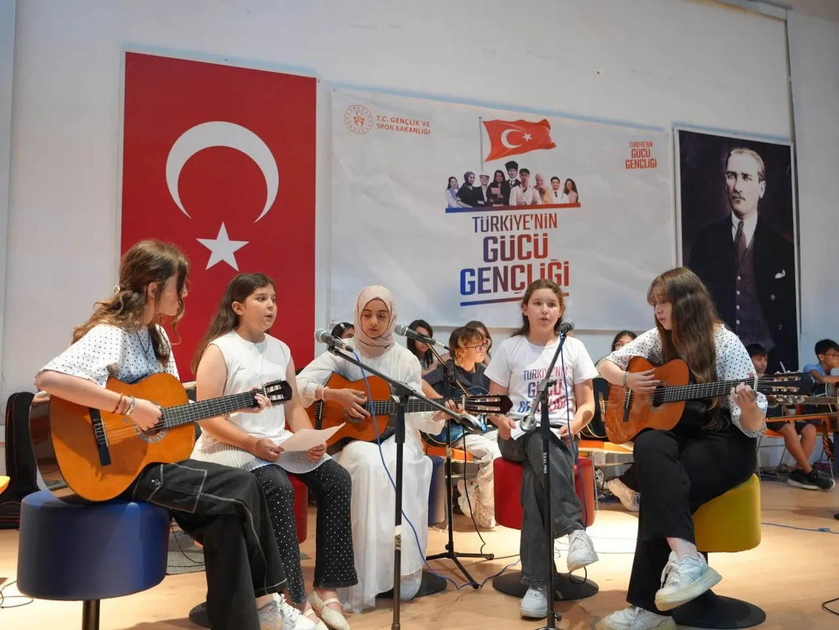 Sinop'ta 9 hafta süren yaz kulübü şenlikle sona erdi, 782 genç faydalandı