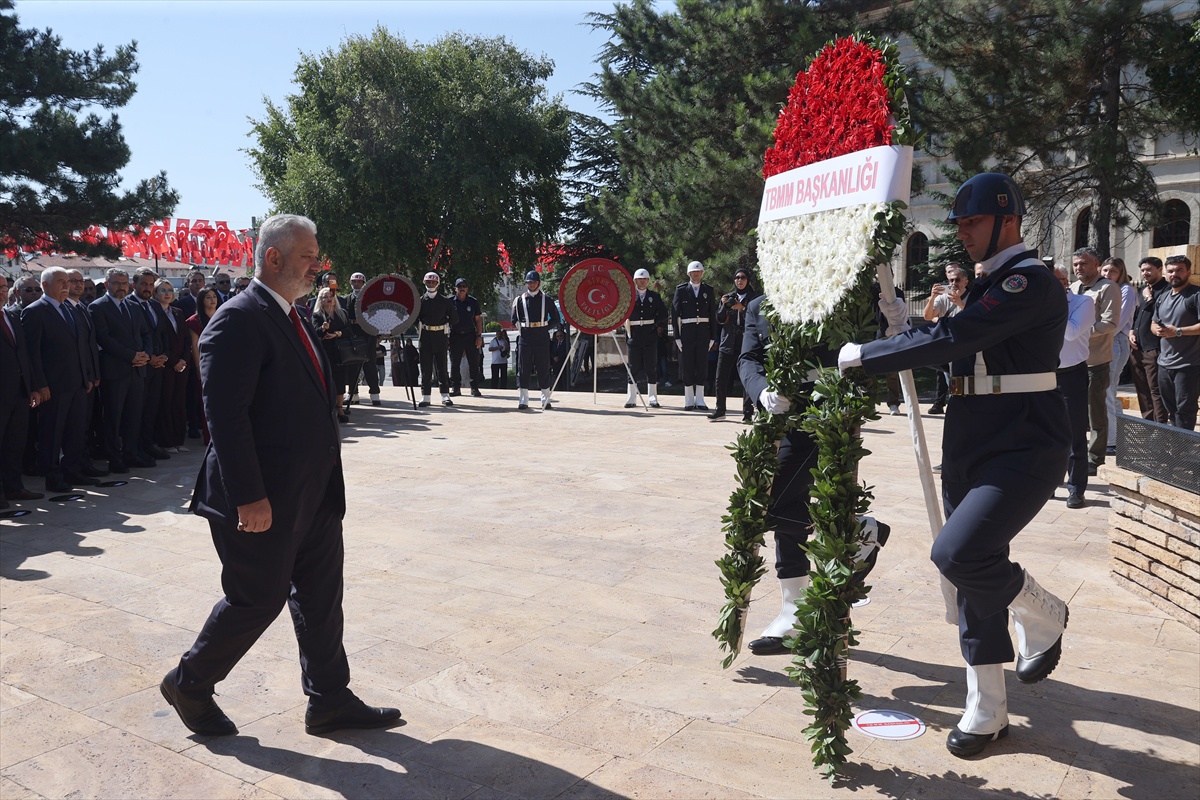 Sivas Kongresi'nin yıl dönümünde Atatürk Anıtı'na çelenk sunuldu
