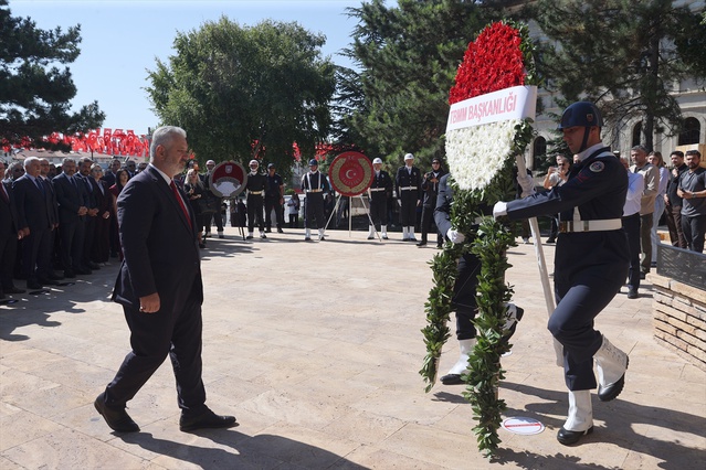 Sivas Kongresi'nin yıl dönümünde Atatürk Anıtı'na çelenk sunuldu