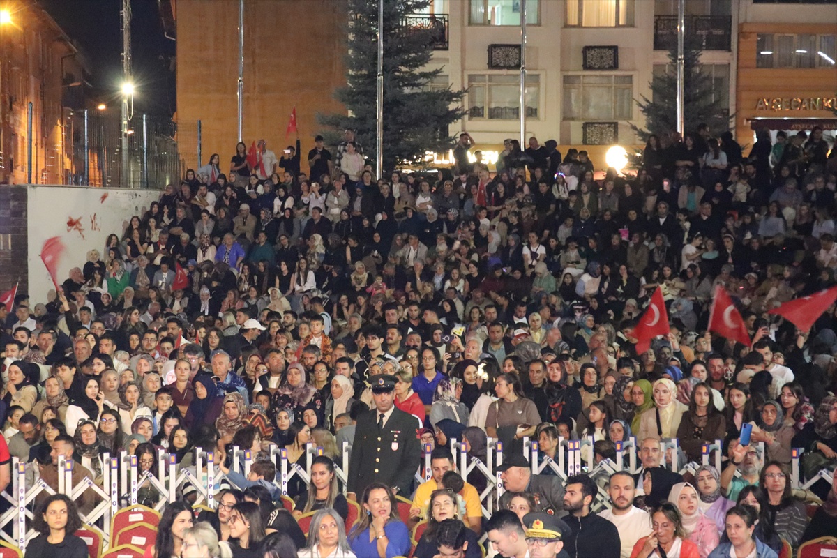 Sivas Kongresi\'nin 107. yılında kentte mehteran ve konserli kutlama yürüyüşü yapıldı