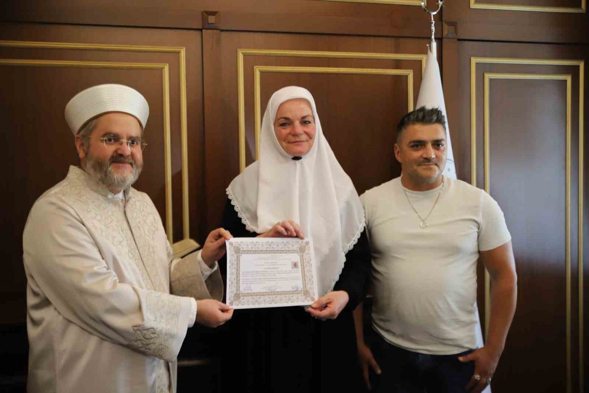 Alman kadın Gaziantep'te ihtida merasiminde Müslüman oldu, Halime adını aldı