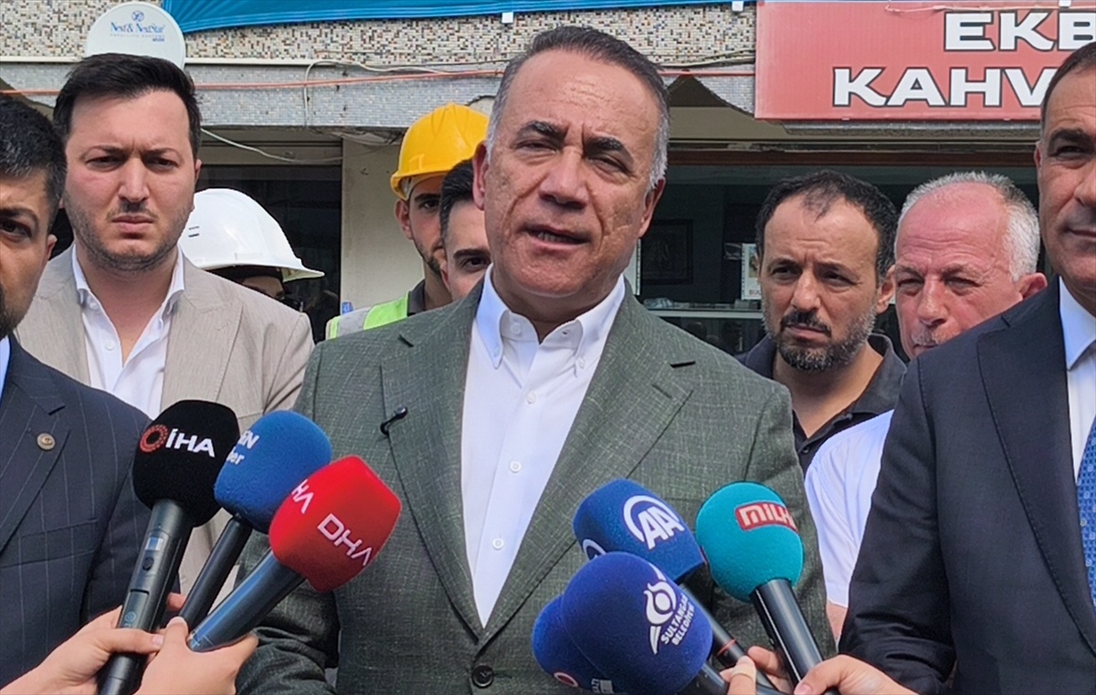Sultangazi\'de yüzde 100 uzlaşılan Mavi Evler Sitesi\'nin yıkımı törenle başladı