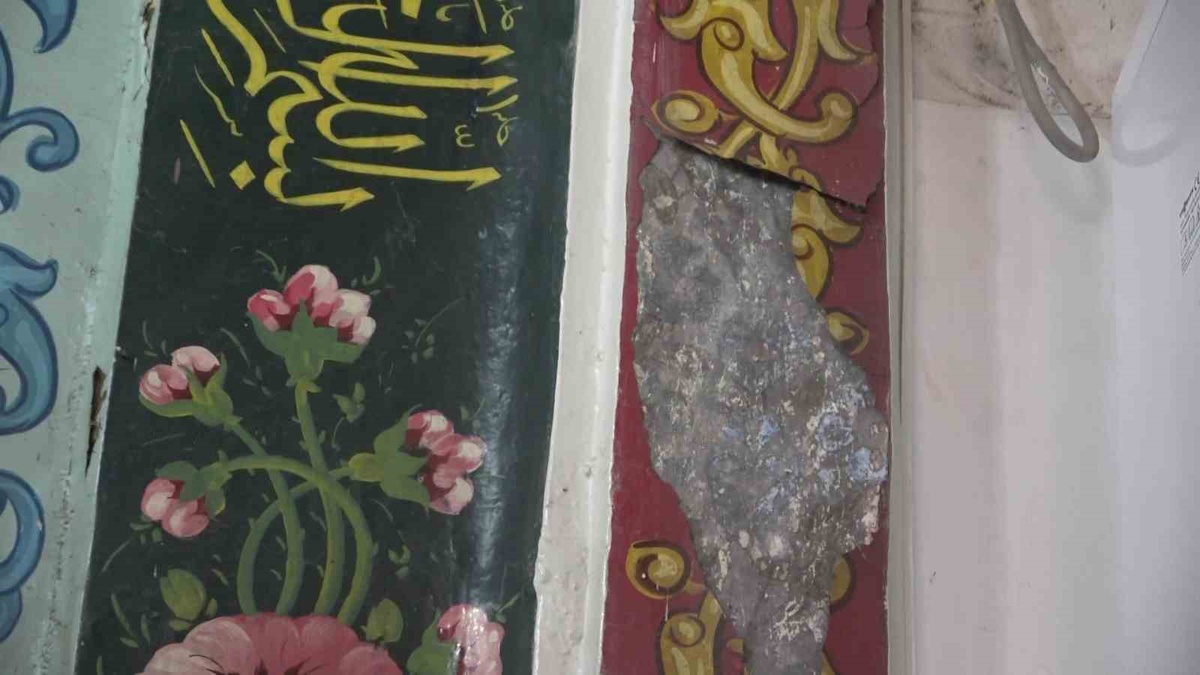 Bursa'daki tarihi Tuz Pazarı Camii'nde 550 yıllık işlemeler ortaya çıktı