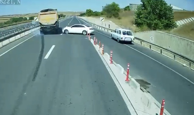 Tekirdağ Çorlu'da otomobil tırın önüne kırdı, facia kamerada