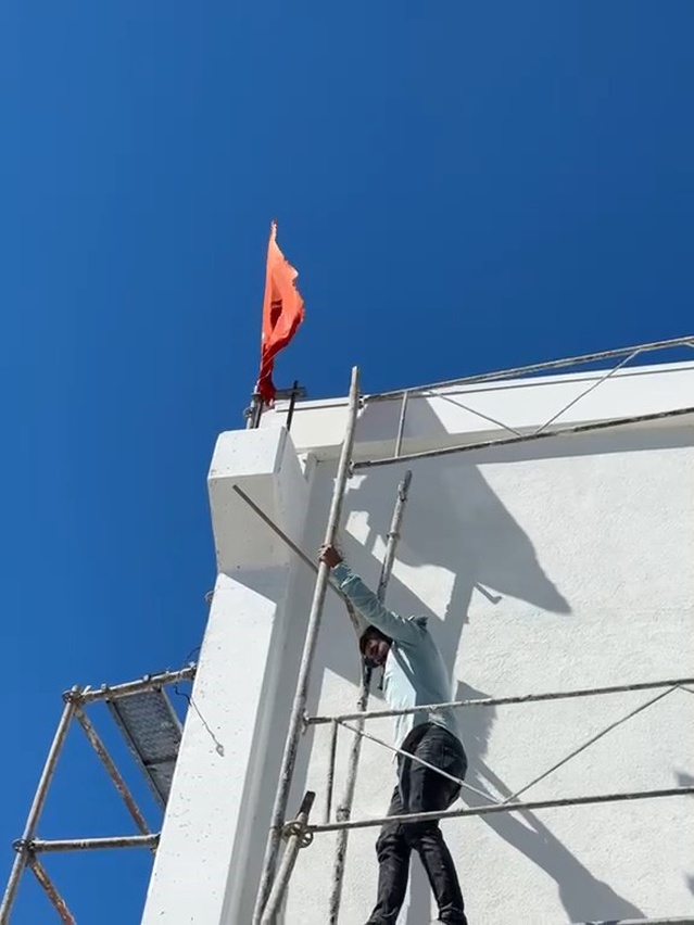 Nevşehir Acıgöl'de vatandaş ters dönen Türk bayrağını düzeltmek için iskeleye tırmandı