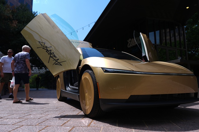 Direksiyonu olmayan Tesla Cybercab'ler Austin'de yolcu taşımaya başladı