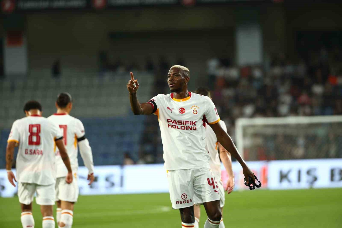 Başakşehir maçında Osimhen VAR ile golü attı, Galatasaray ilk yarıyı 1-0 önde bitirdi