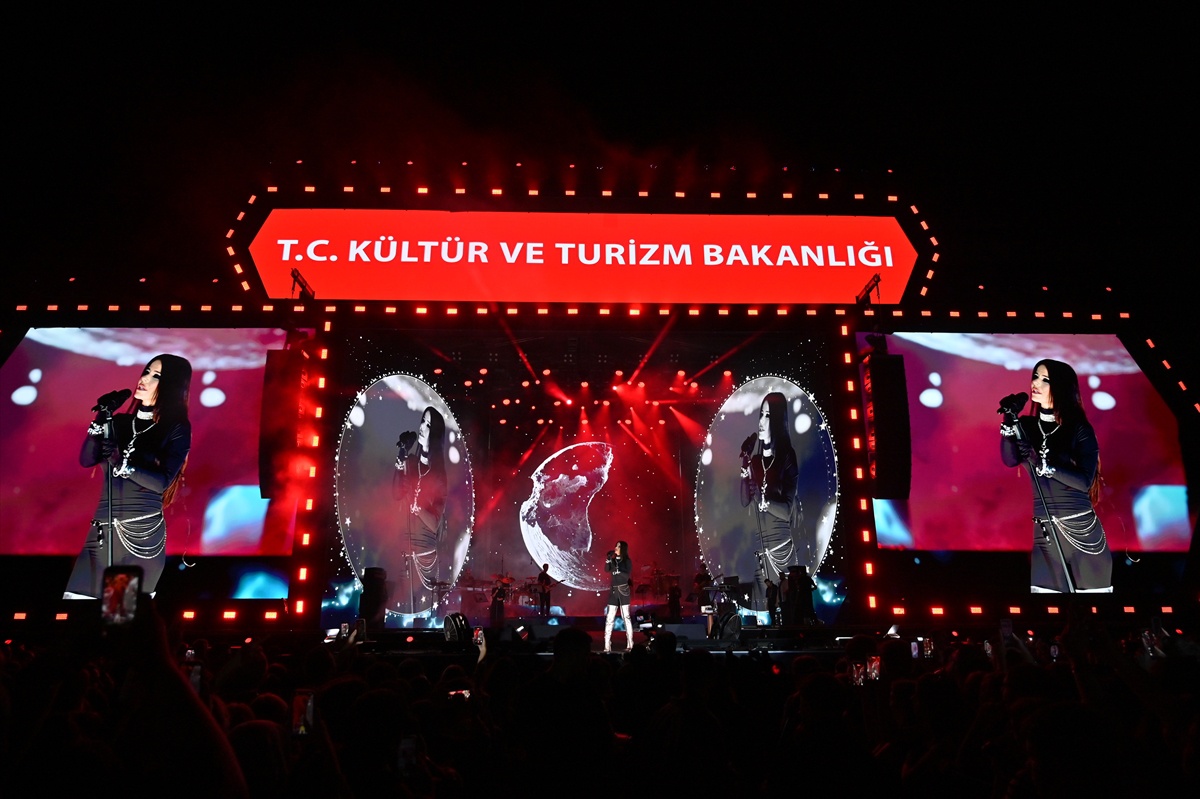 Çanakkale Kültür Yolu Festivali\'nde açık hava konserinde Simge Sağın sahne aldı