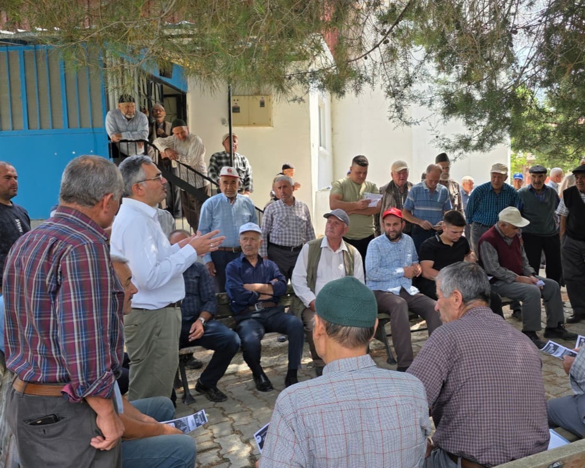 Uşak'ta saha ekipleri köy ziyaretlerinde üreticilere hayvan sağlığı ve destekleri anlattı