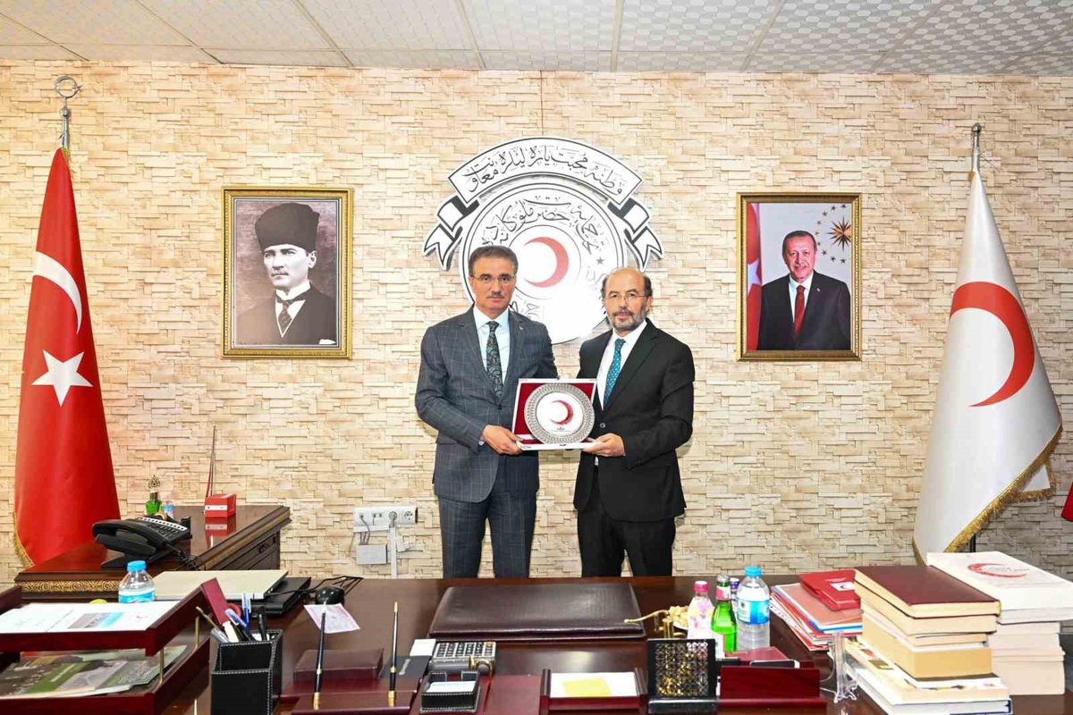 Vali Baruş, Kızılay Erzurum Şubesi'nde yürütülen çalışmalar hakkında bilgi aldı
