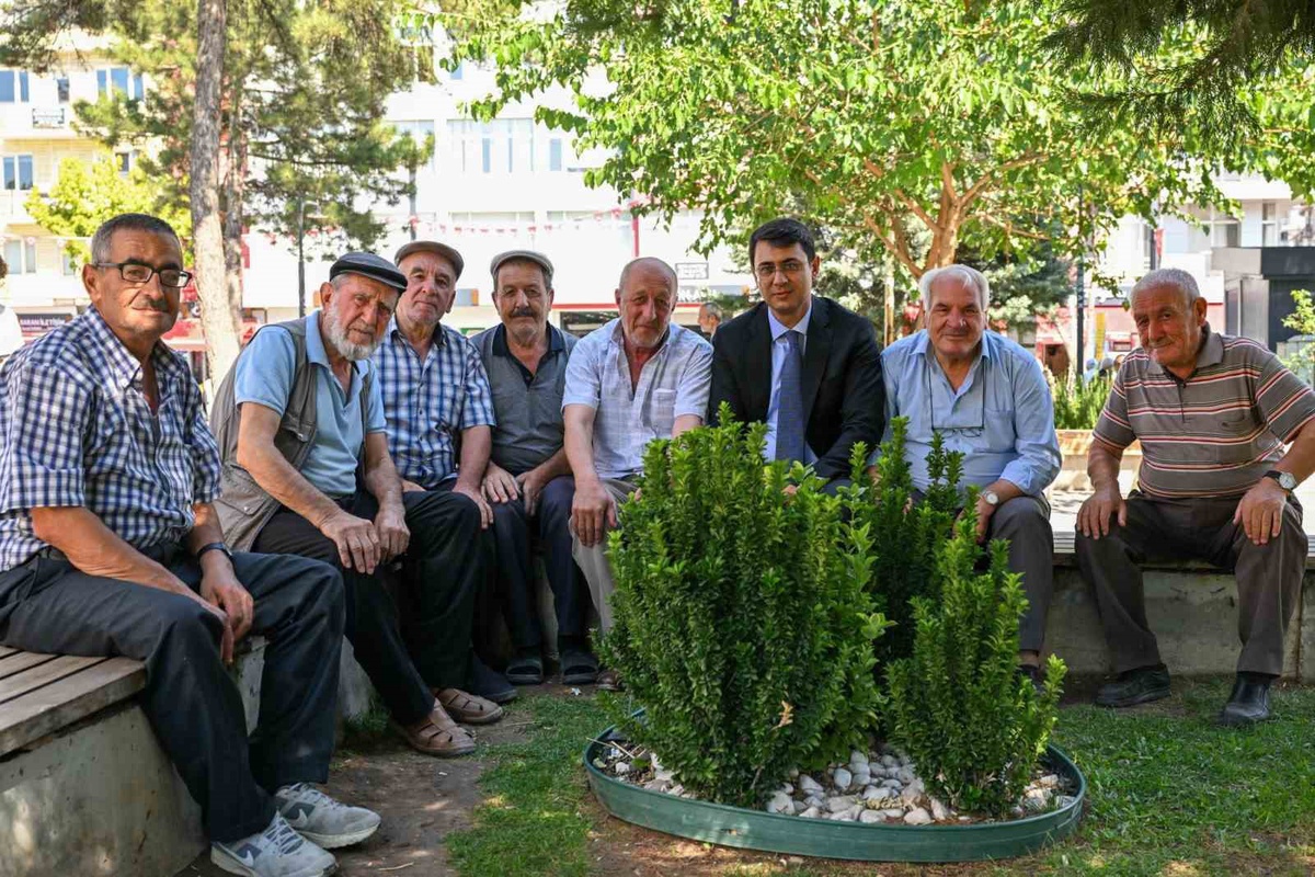 Uşak Valisi Serdar Kartal, İsmetpaşa Caddesi'nde esnaf ve vatandaşları dinledi