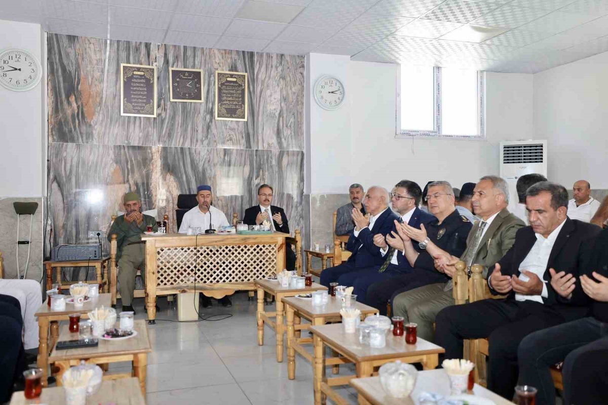 Siirt Valisi Kızılkaya, trafik kazasında ölen kuzenlerin ailesine taziye ziyaretinde bulundu