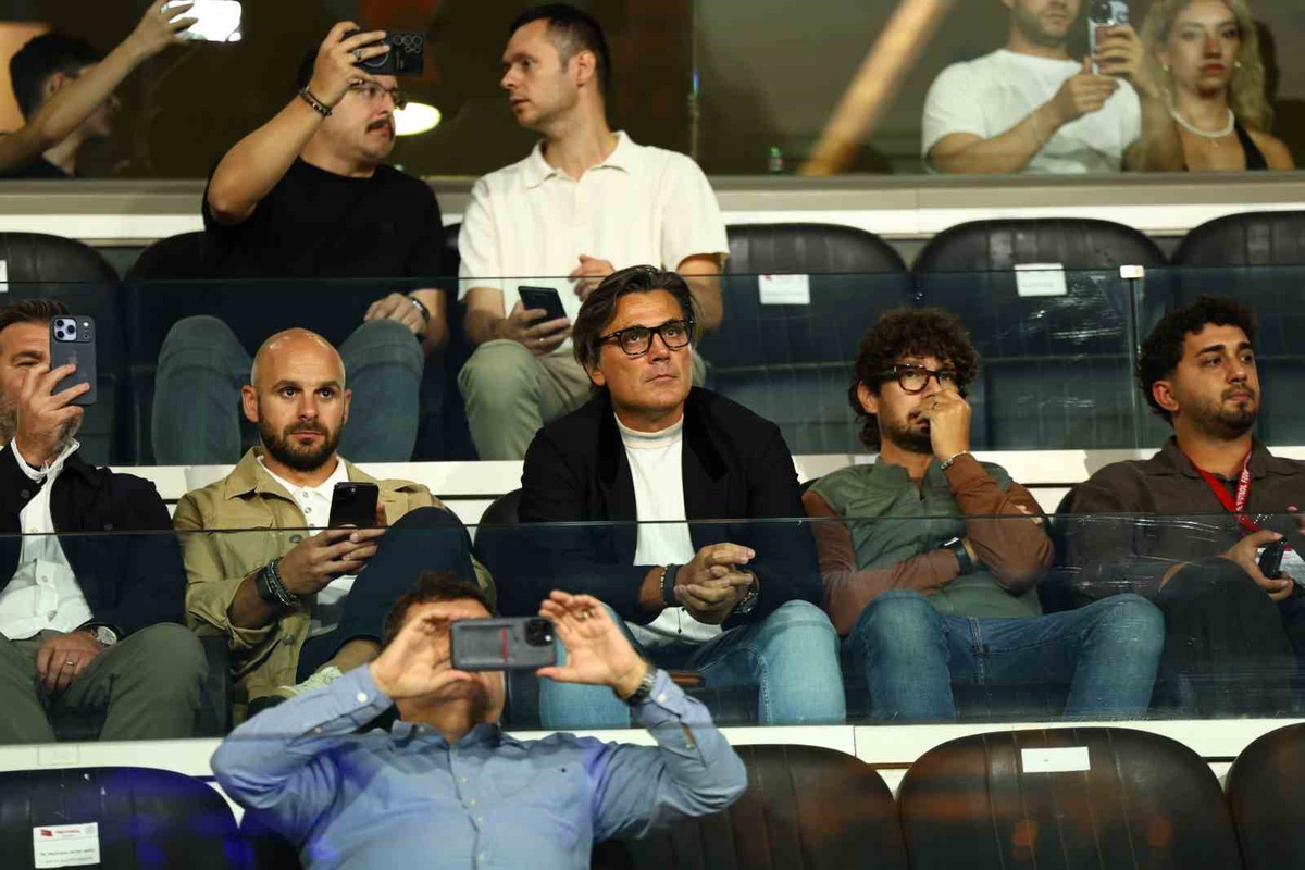 Montella, Süper Lig'de Başakşehir-Galatasaray derbisini tribünden canlı izledi